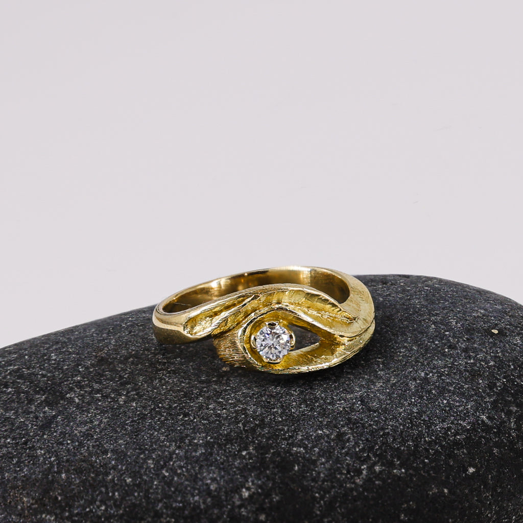 18ct Gold Elegant Teardrop Solitaire Ring