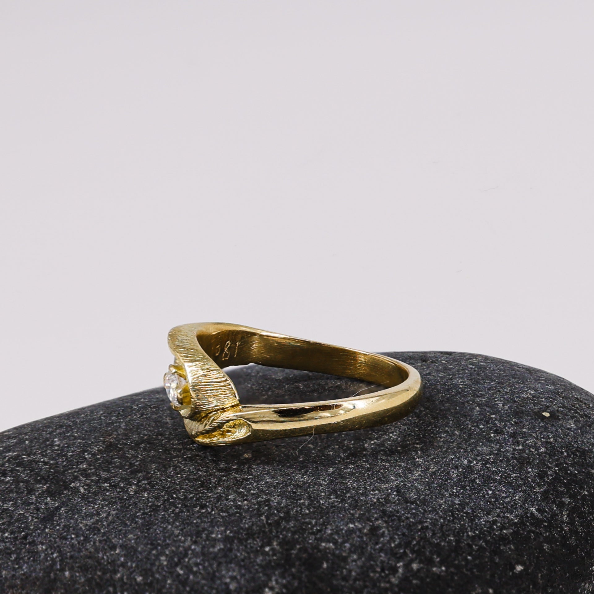 18ct Gold Elegant Teardrop Solitaire Ring