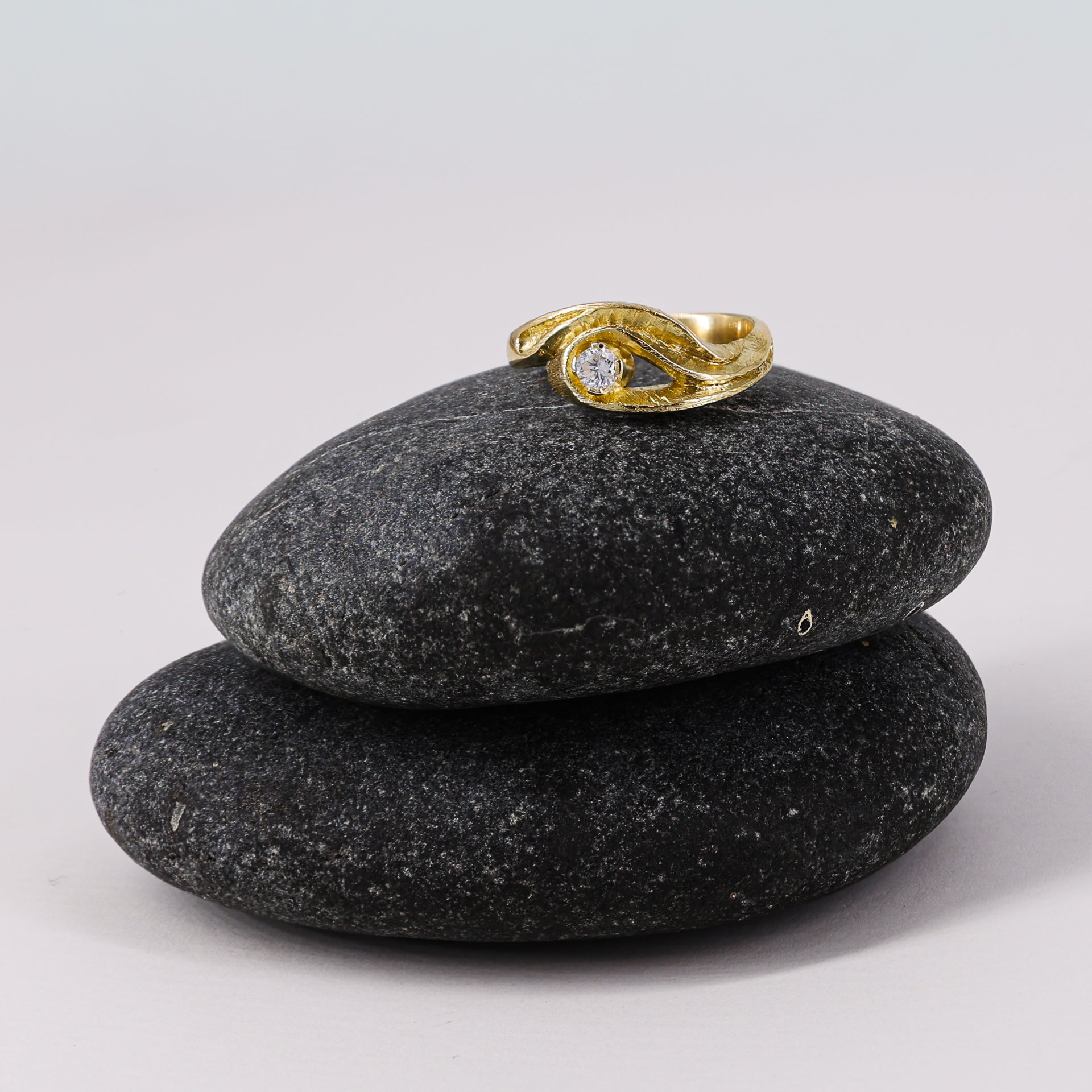 18ct Gold Elegant Teardrop Solitaire Ring