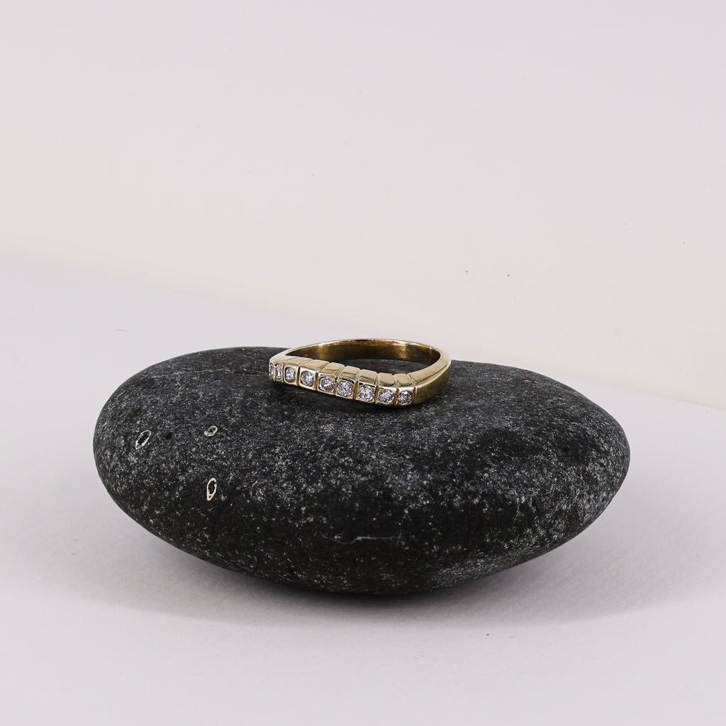 9ct Yellow Gold Diamond Graduated Band