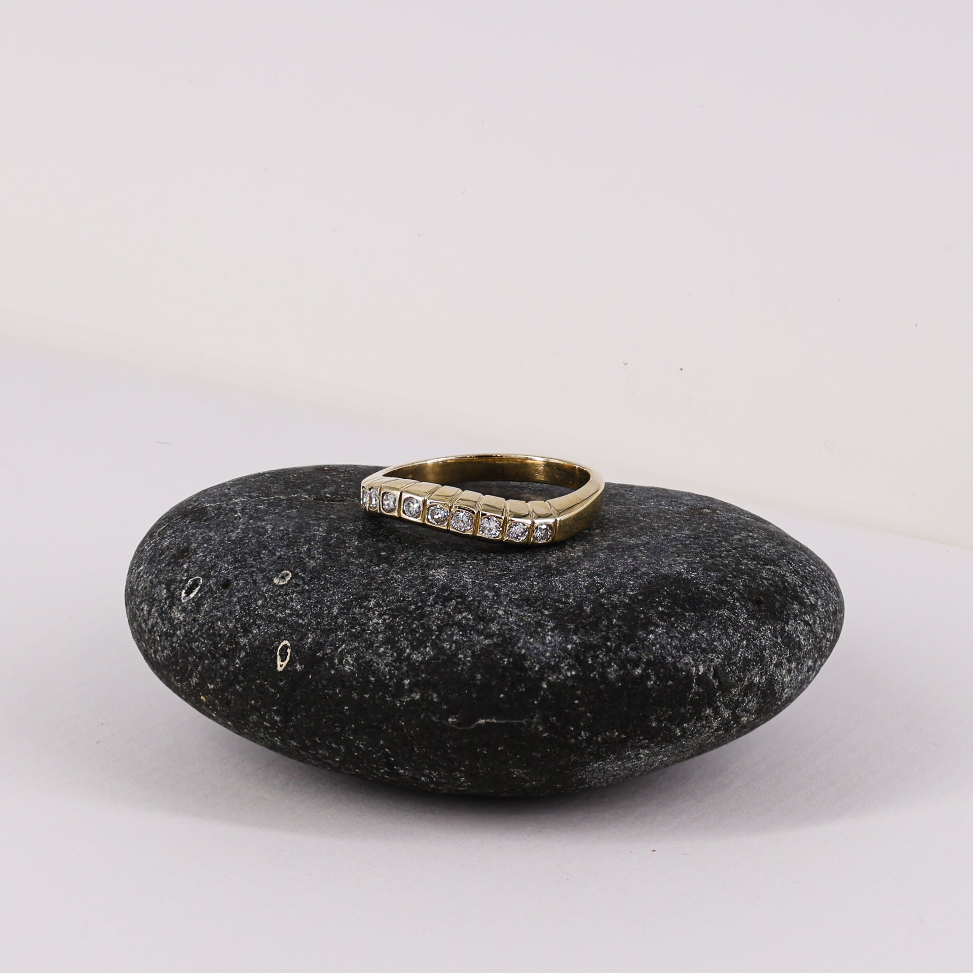 9ct Yellow Gold Diamond Graduated Band