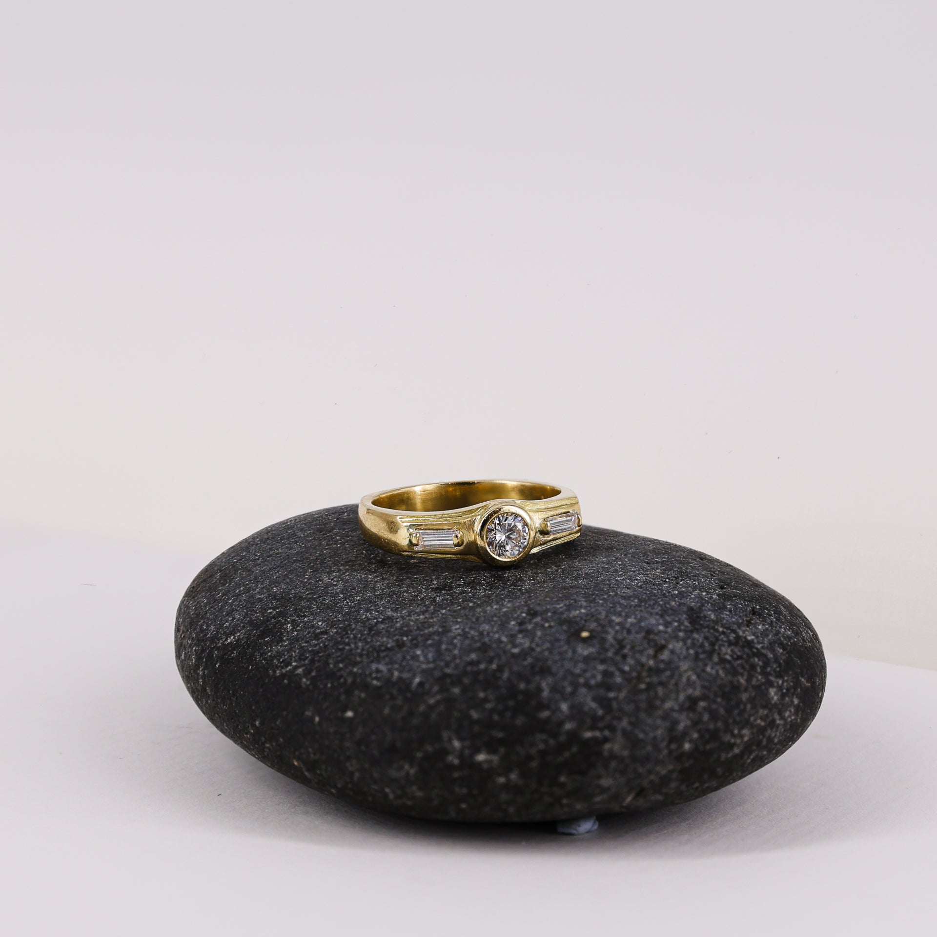 18ct Gold Vintage-Inspired Bezel Diamond 18ct Gold Ring