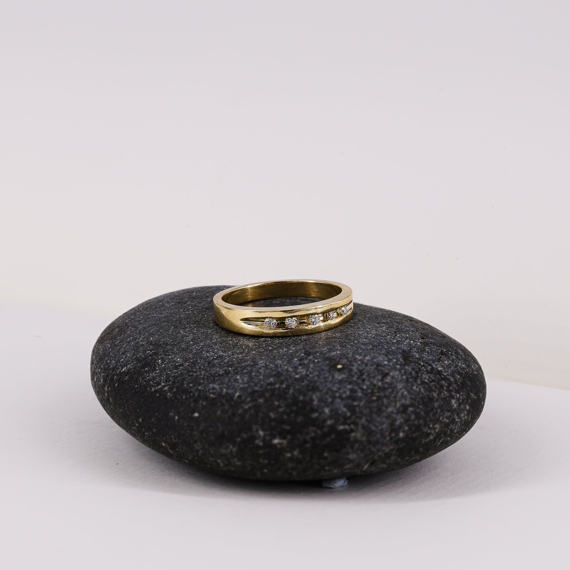 18ct Gold Bezel-set Diamond Minimalist Ring