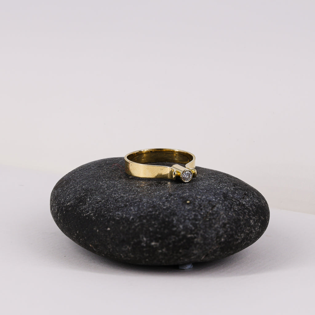 18ct Yellow Gold Bezel-set Diamond Ring