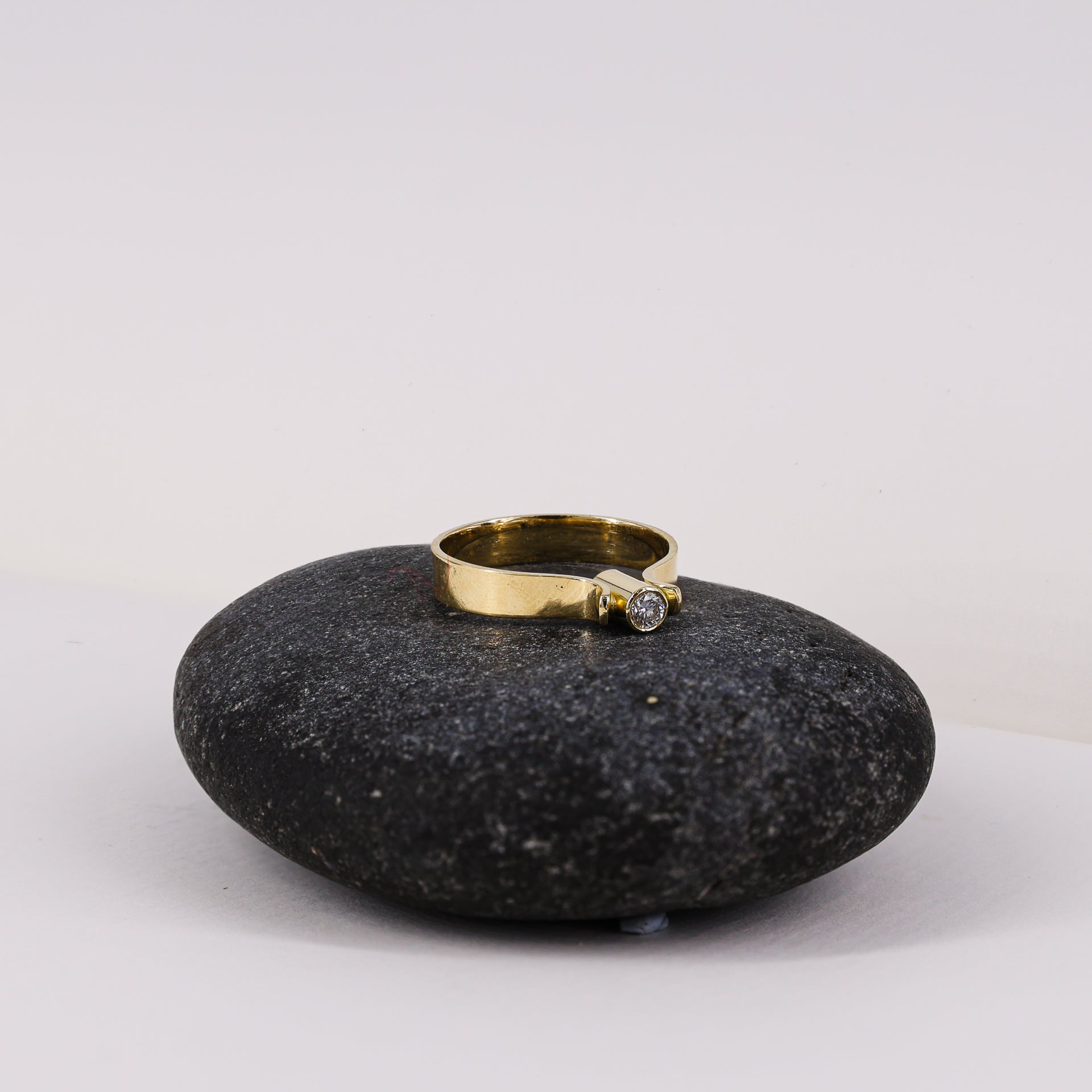 18ct Yellow Gold Bezel-set Diamond Ring