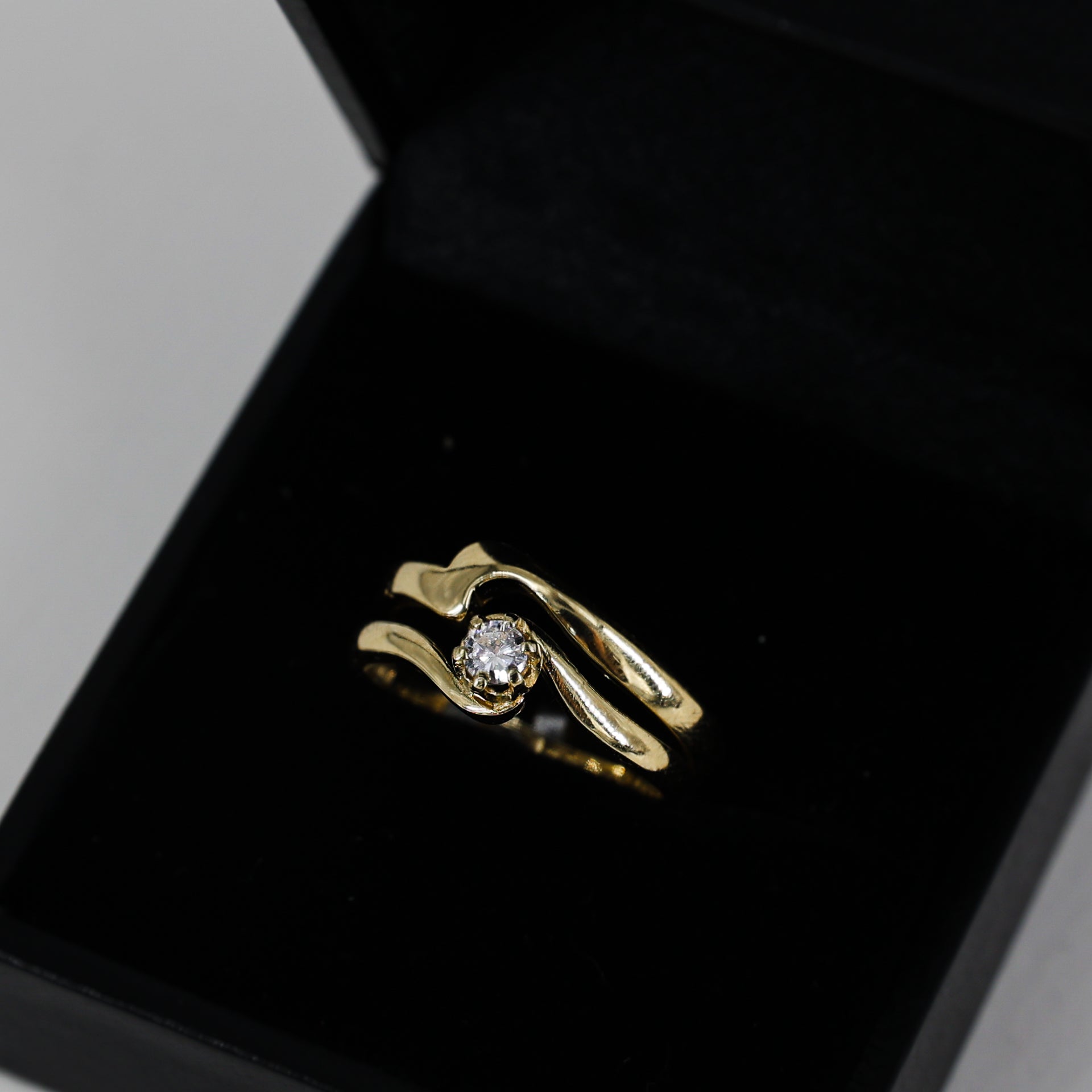 18ct Yellow Gold Wave Diamond Set